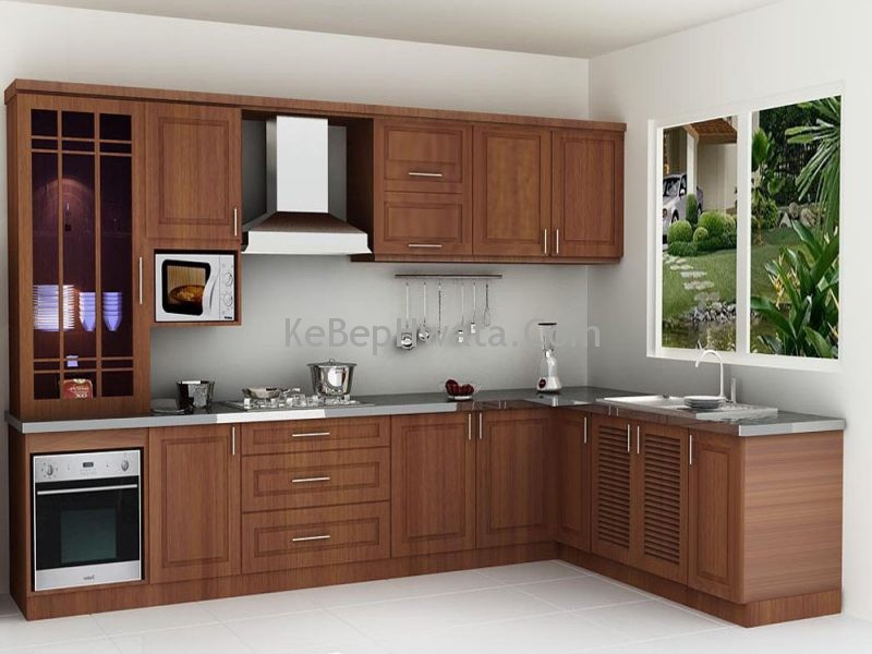 Tủ bếp làm bằng gỗ tự nhiên nhìn chắc chắn tinh tế